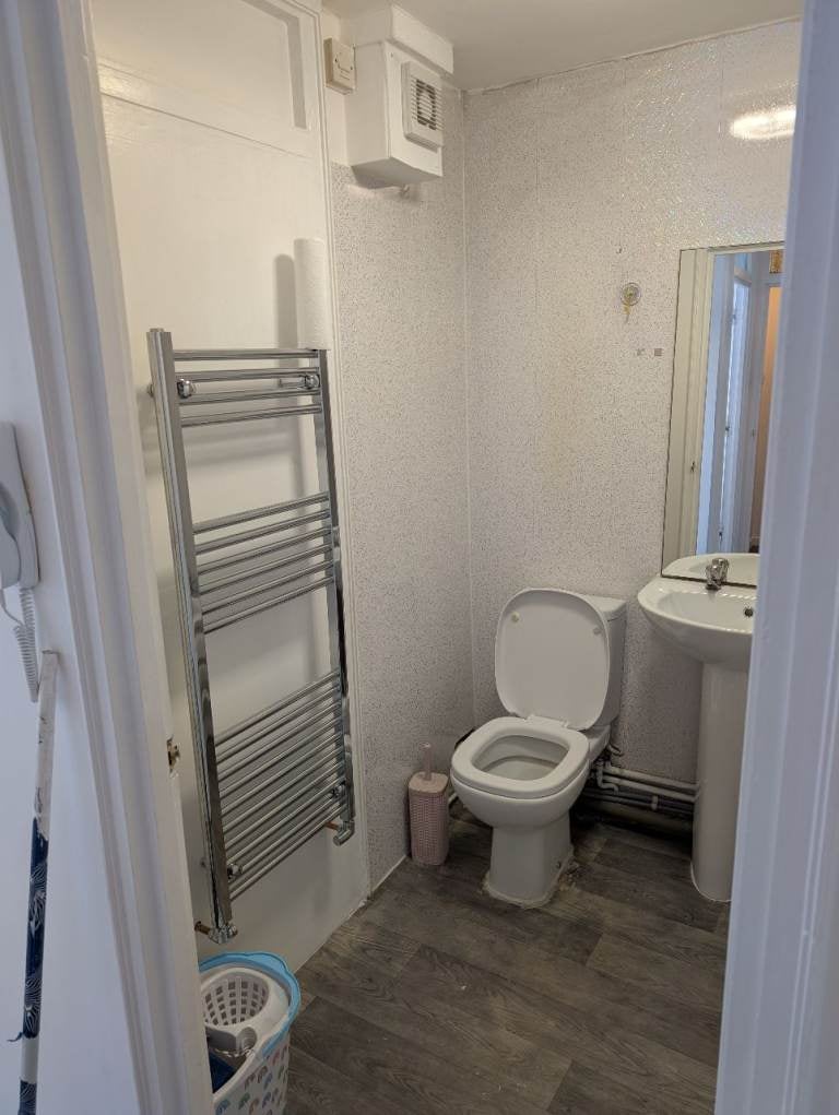 Flat Spring Close in Greater London
