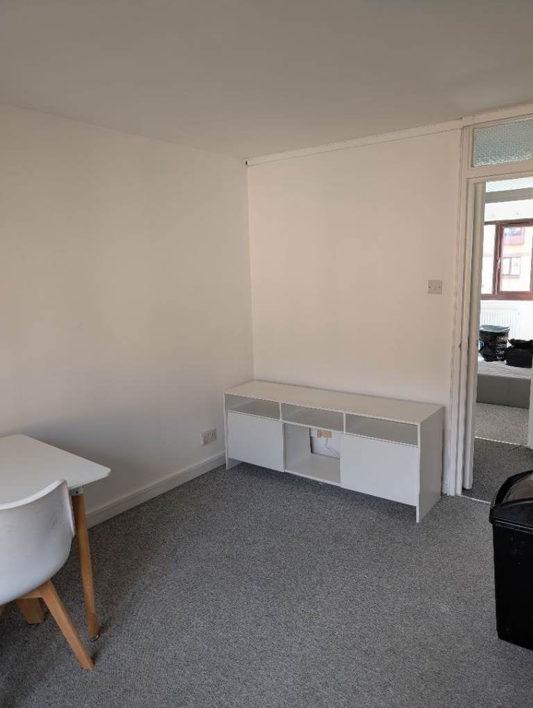 Flat Spring Close in Greater London