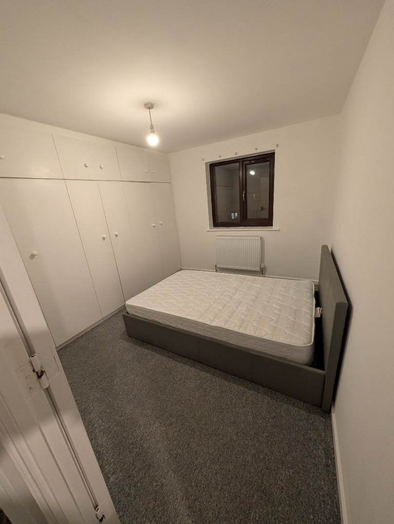 Flat Spring Close in Greater London