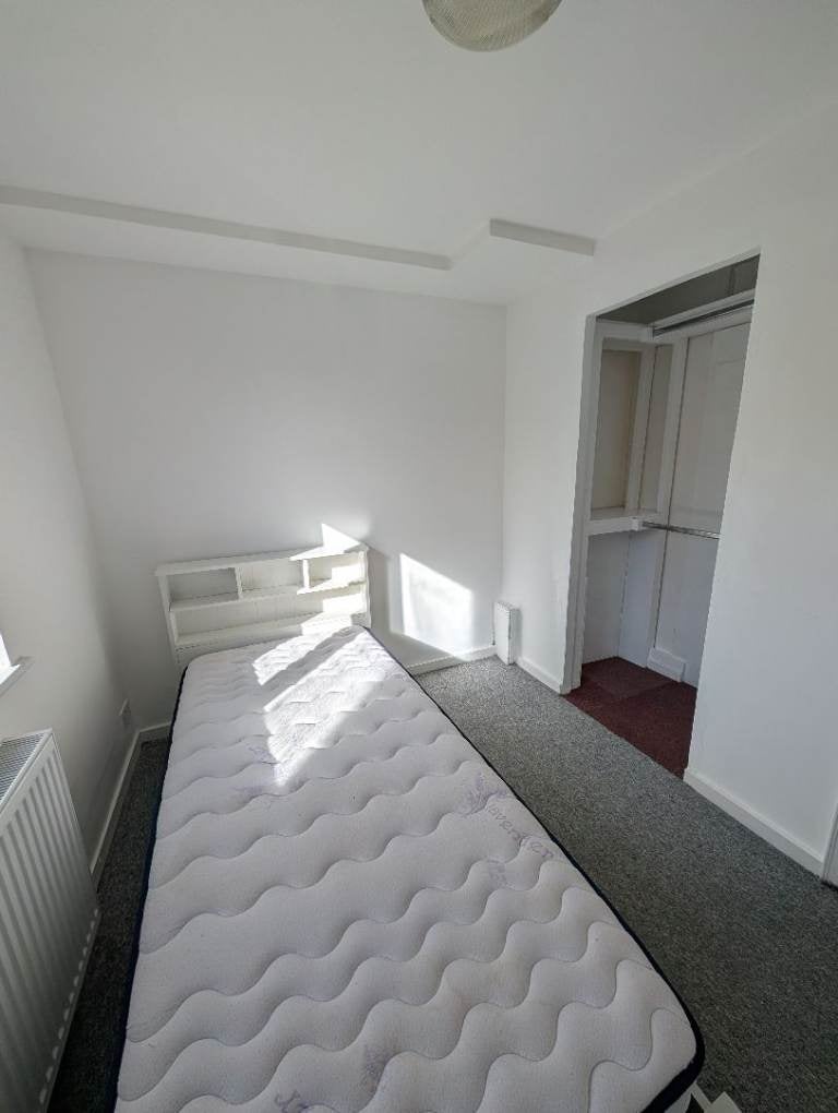 Flat Spring Close in Greater London