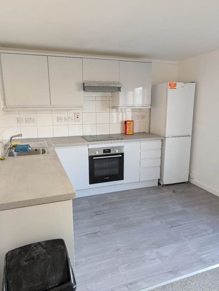 Flat Spring Close in Greater London