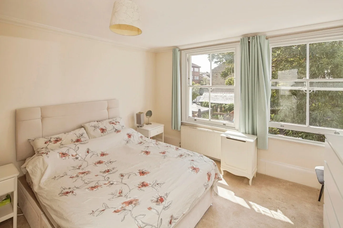 Flat Bedford Hill in Greater London