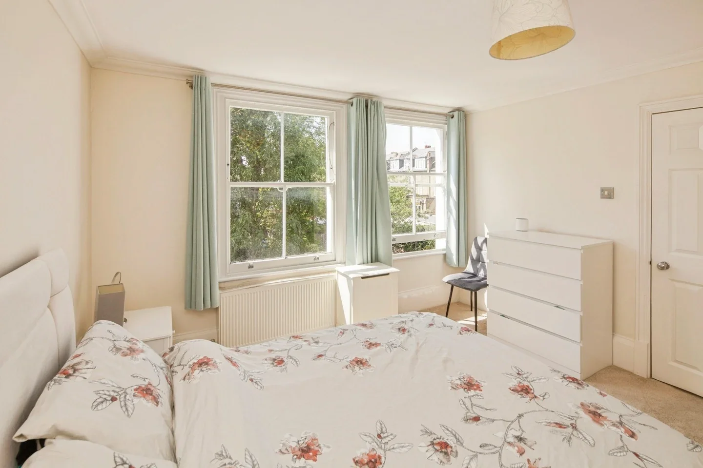 Flat Bedford Hill in Greater London