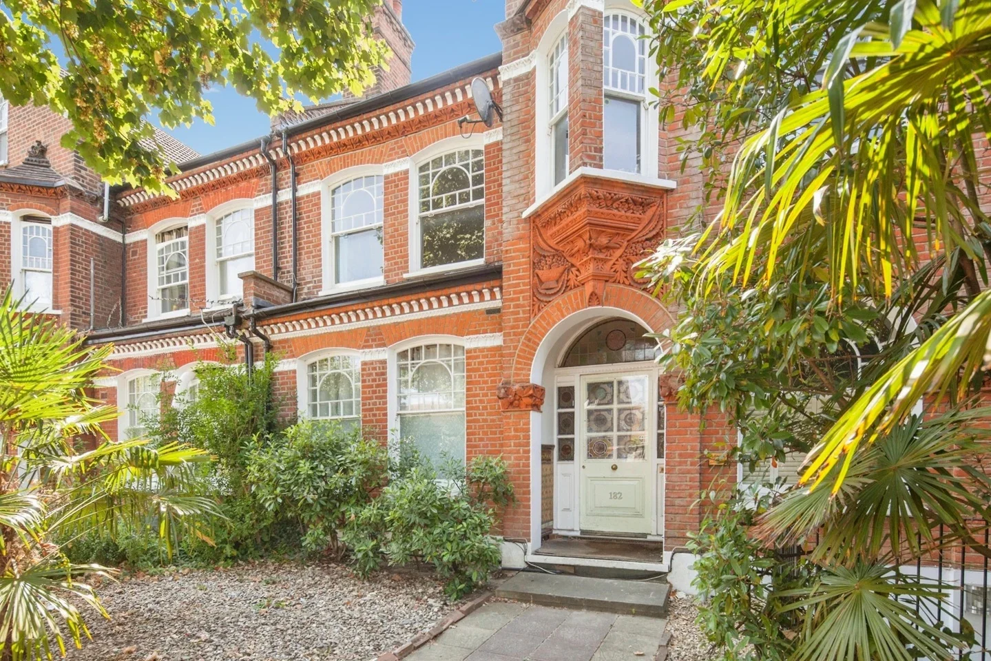 Flat Bedford Hill in Greater London