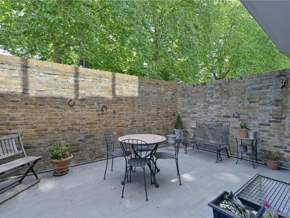 Flat Meadowbank in Greater London