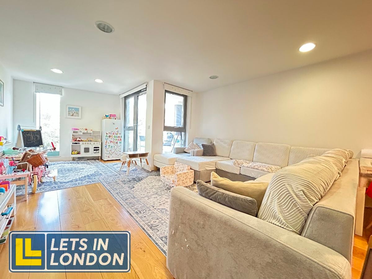 Flat Upper Richmond Road in Greater London