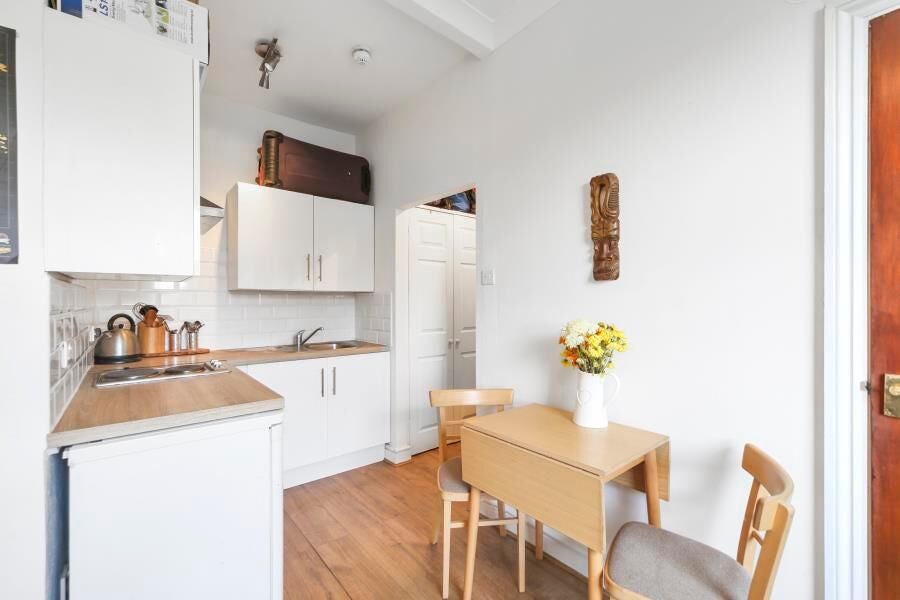 Flat West End Lane in Greater London