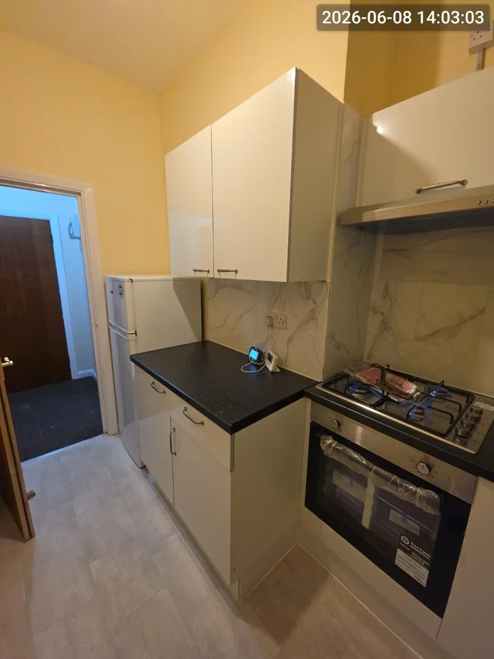 Flat Hurstbourne Road in Greater London