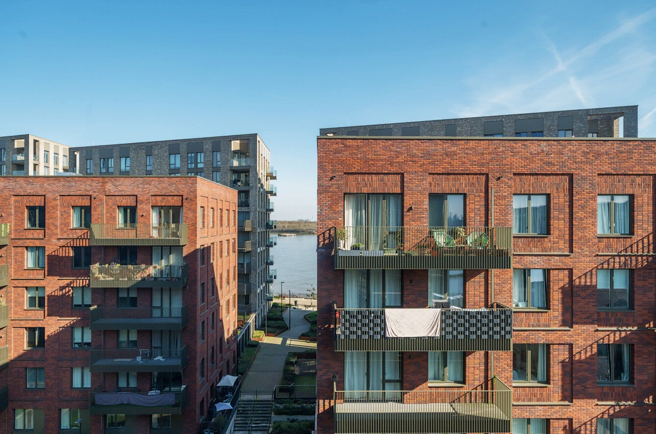 Flat Shackleton Way in Greater London