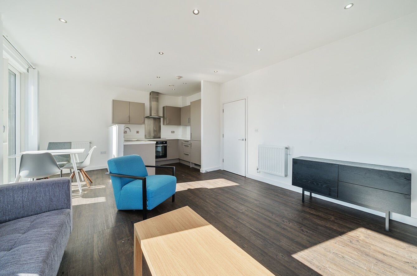 Flat Shackleton Way in Greater London
