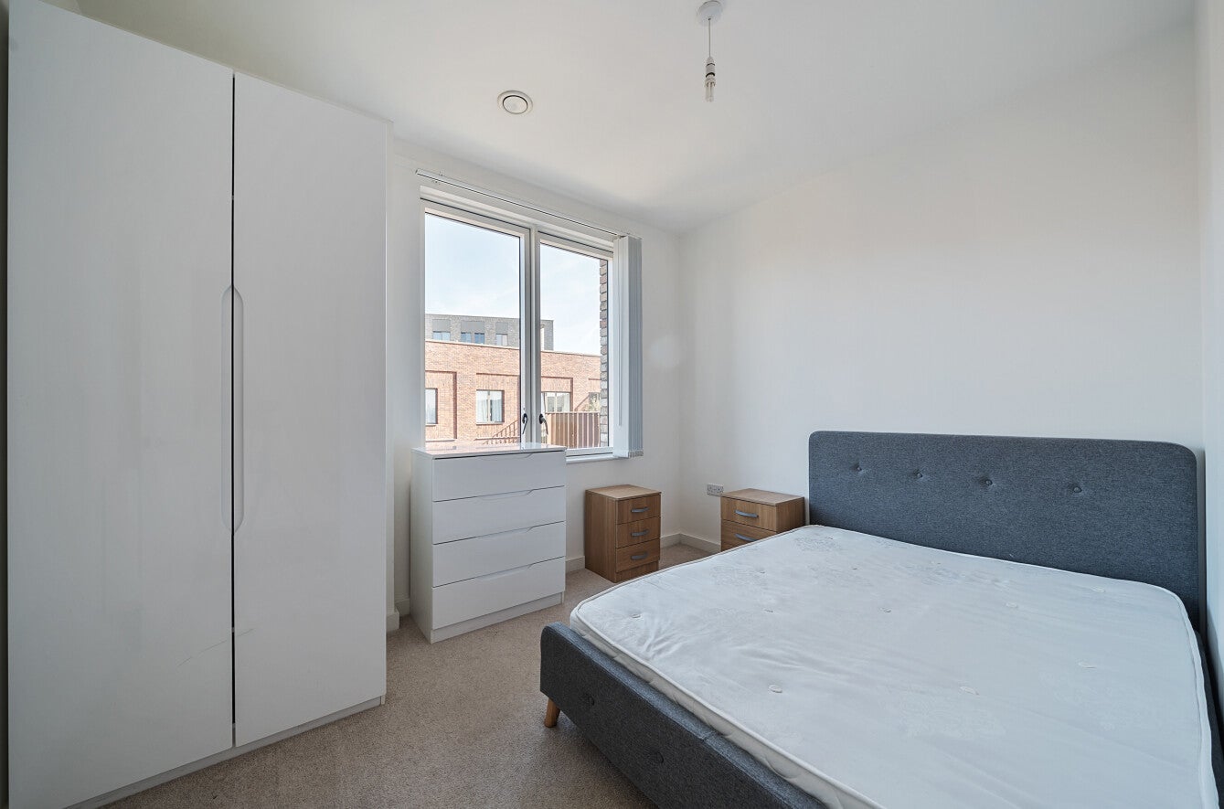 Flat Shackleton Way in Greater London