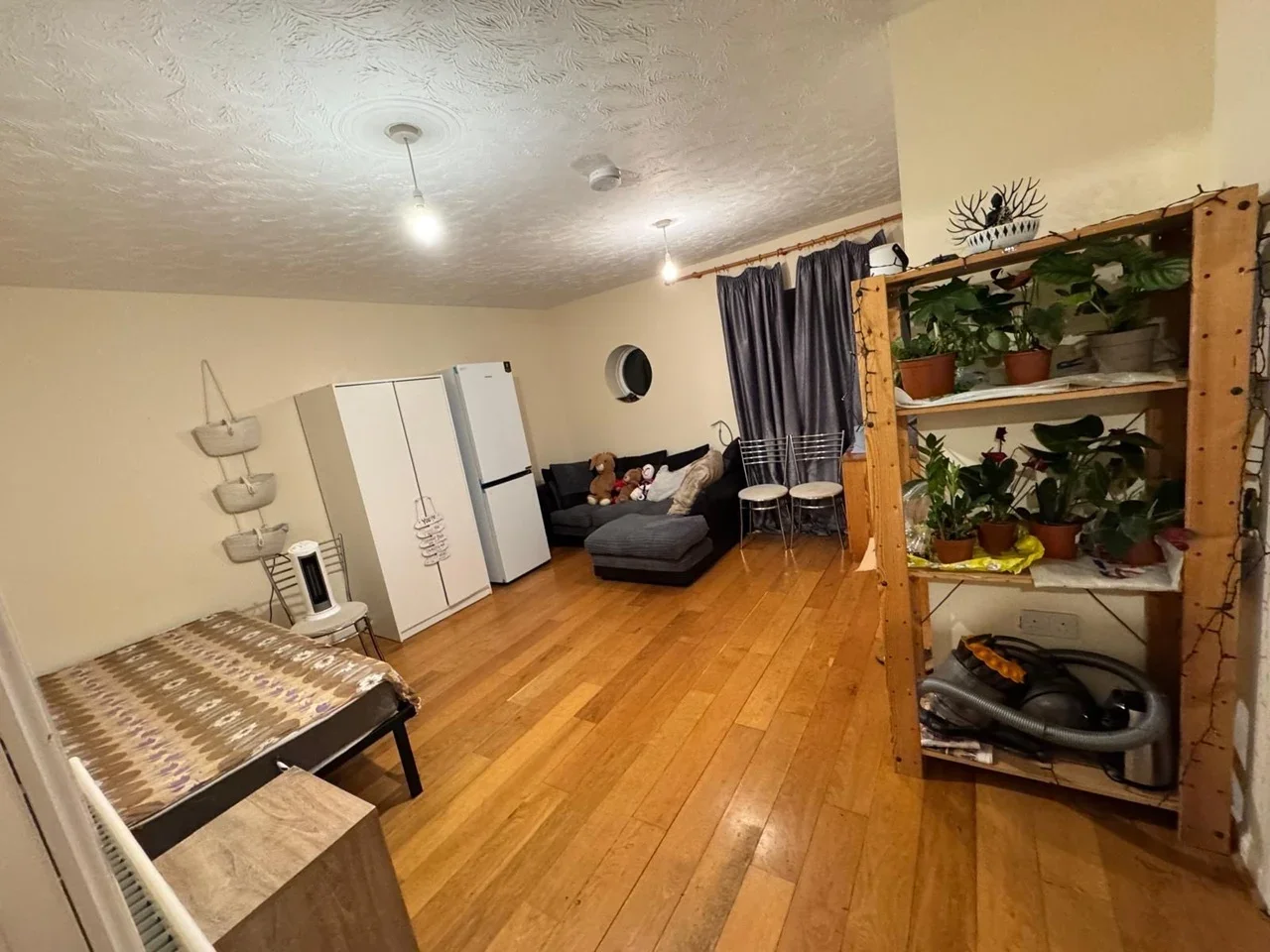 Room De Quincey Mews in Greater London