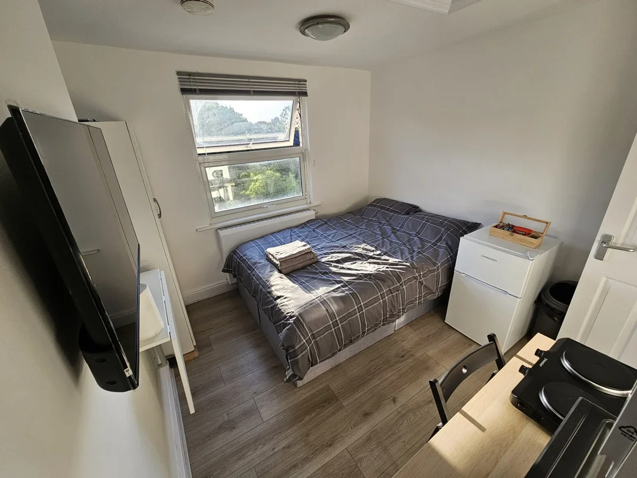 Room Hatherley Road in Greater London
