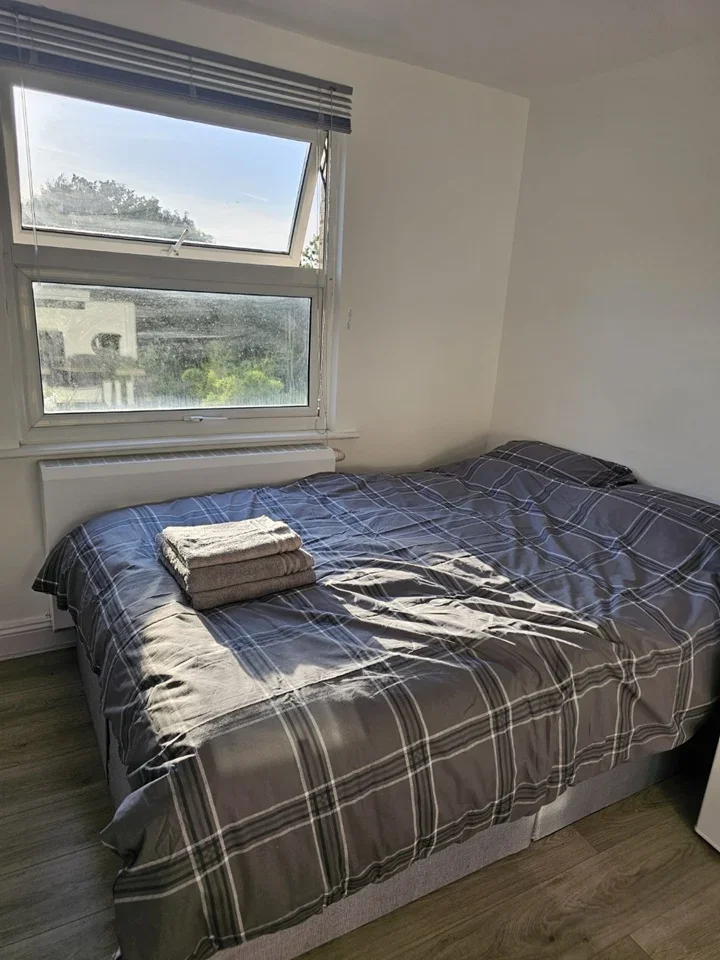 Room Hatherley Road in Greater London