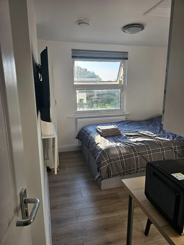 Room Hatherley Road in Greater London