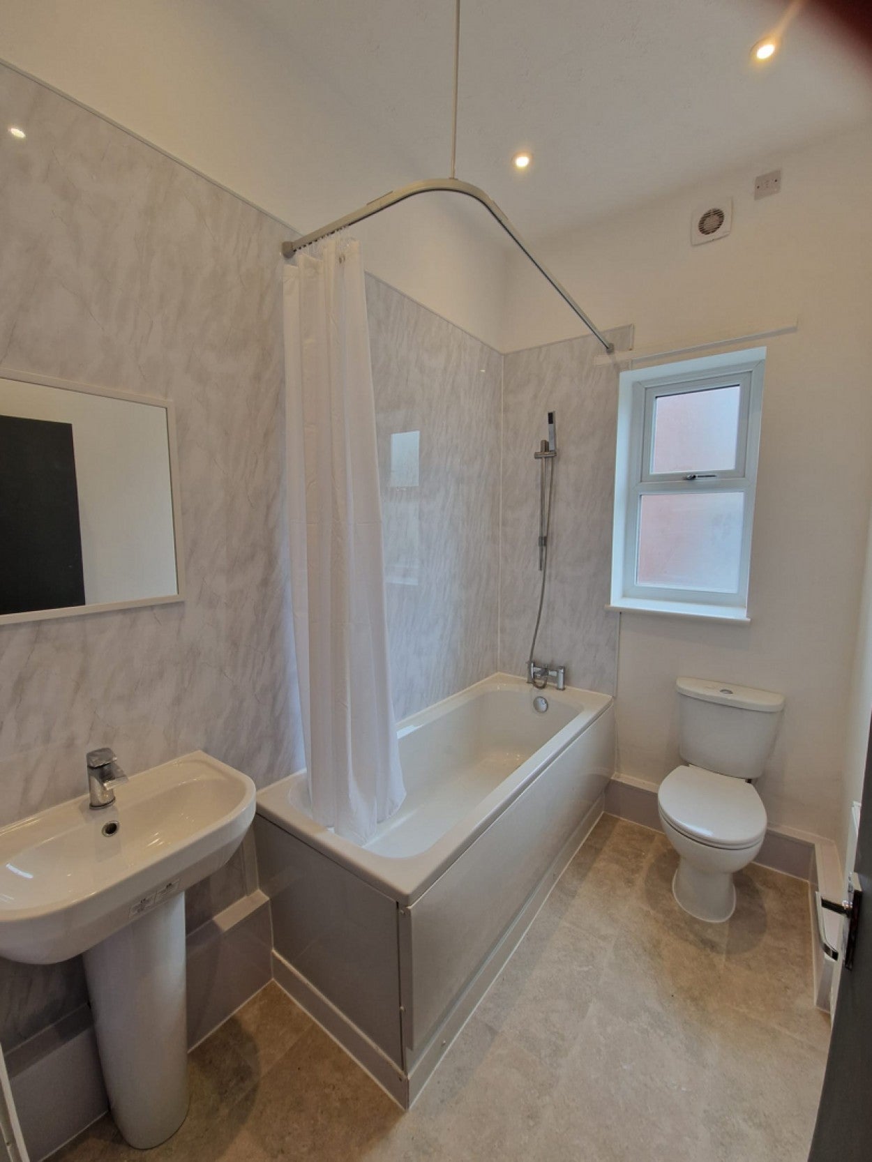 Flat Belgrave Crescent in Manchester
