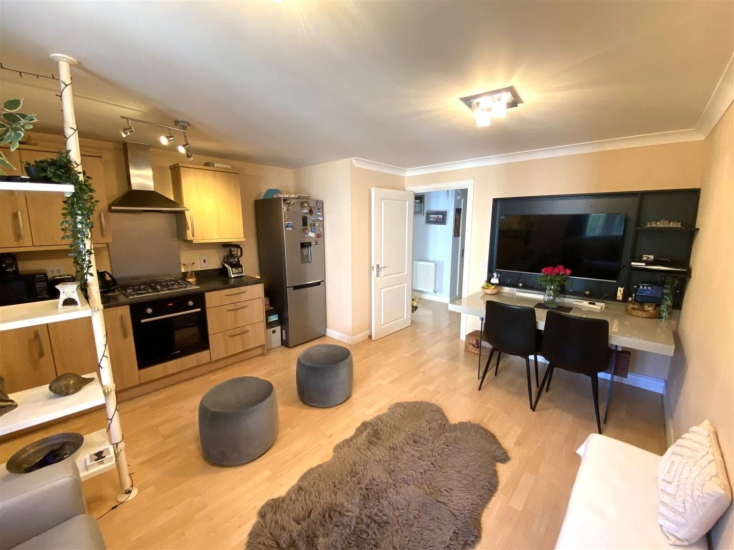 Flat Heston Road in Greater London