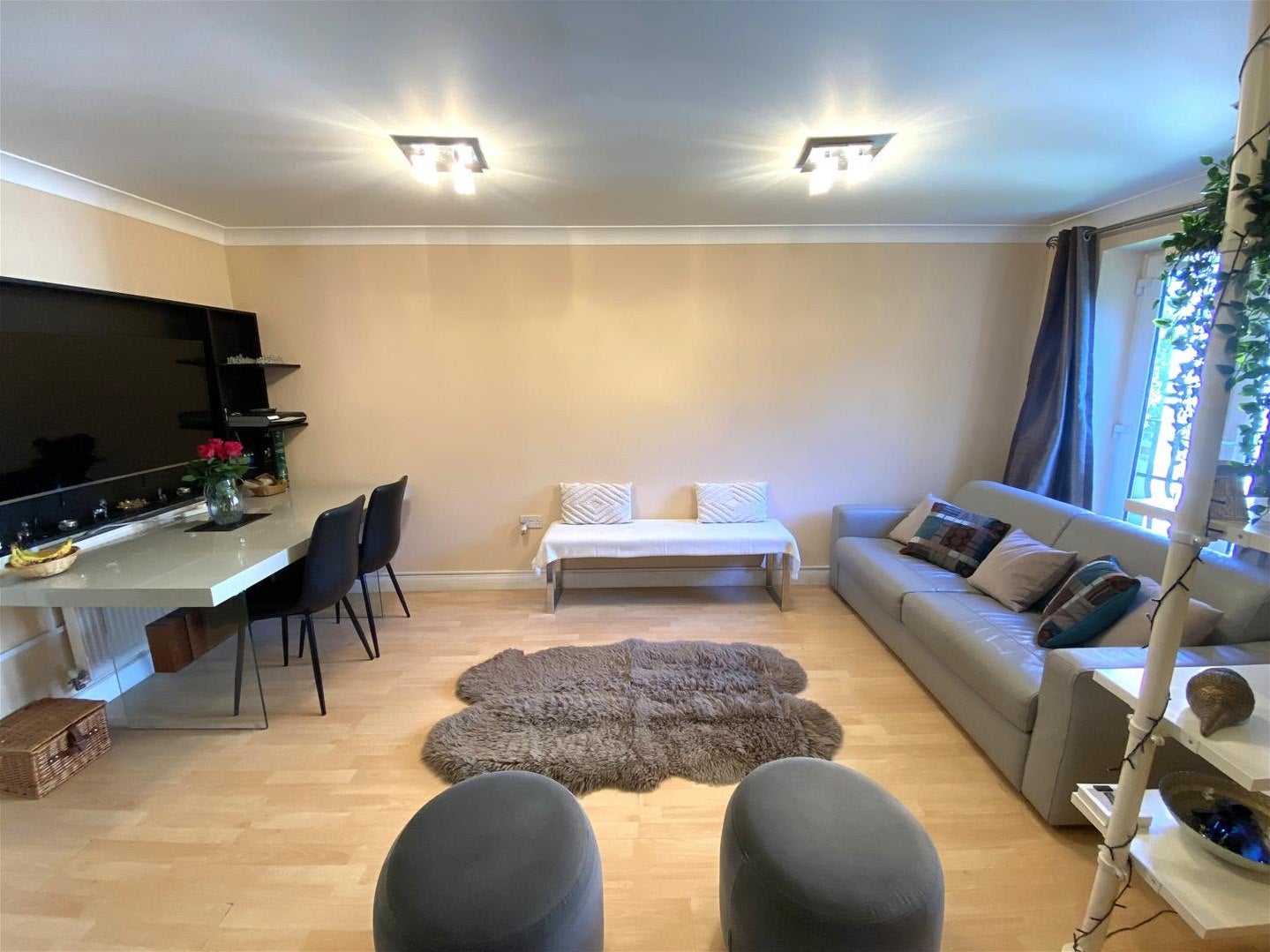 Flat Heston Road in Greater London