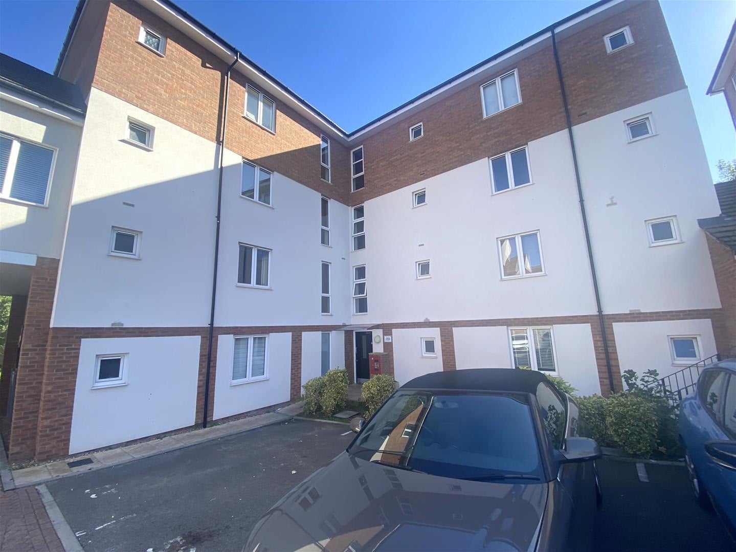 Flat Heston Road in Greater London