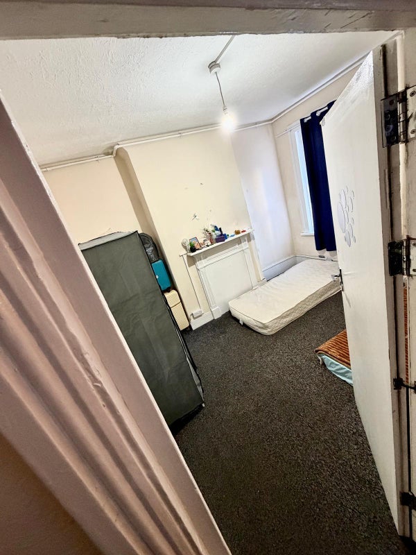 Room High Street North in Greater London