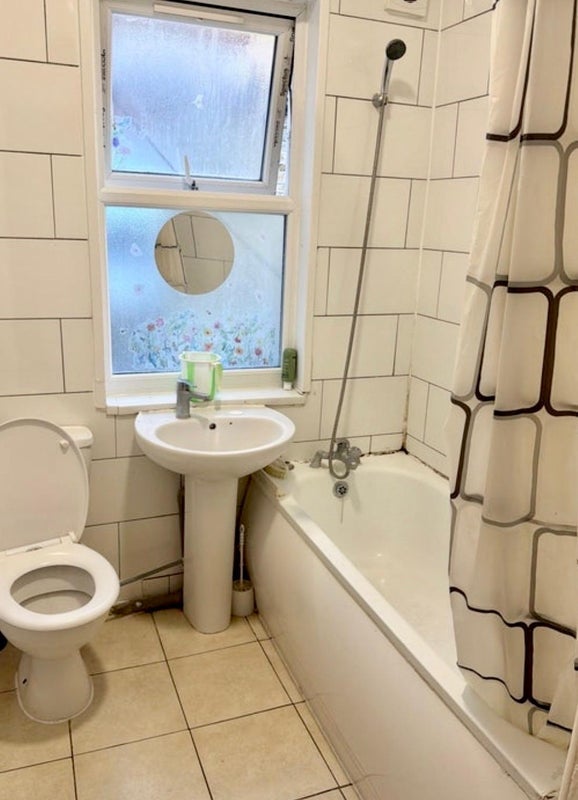 Room High Street North in Greater London