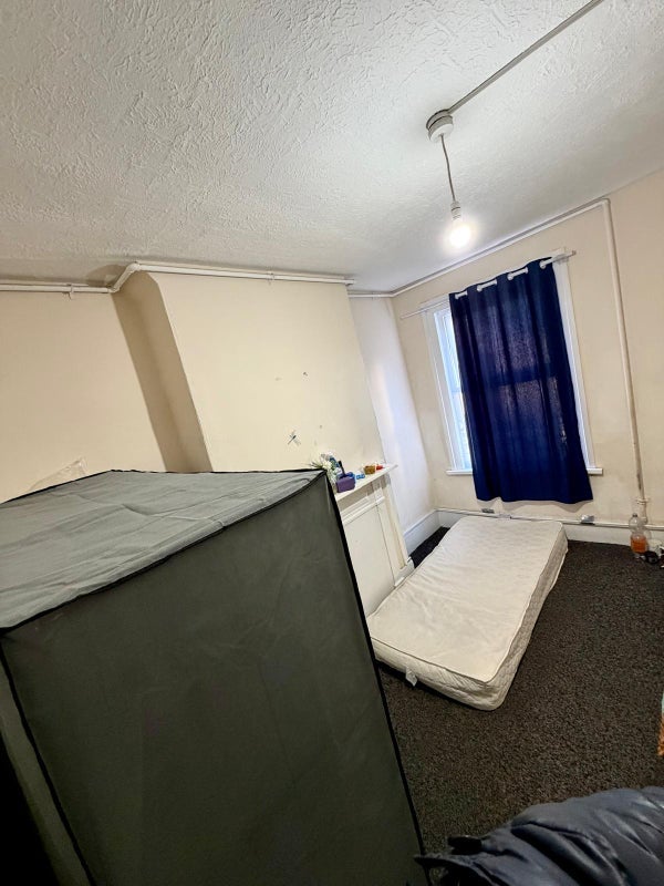 Room High Street North in Greater London