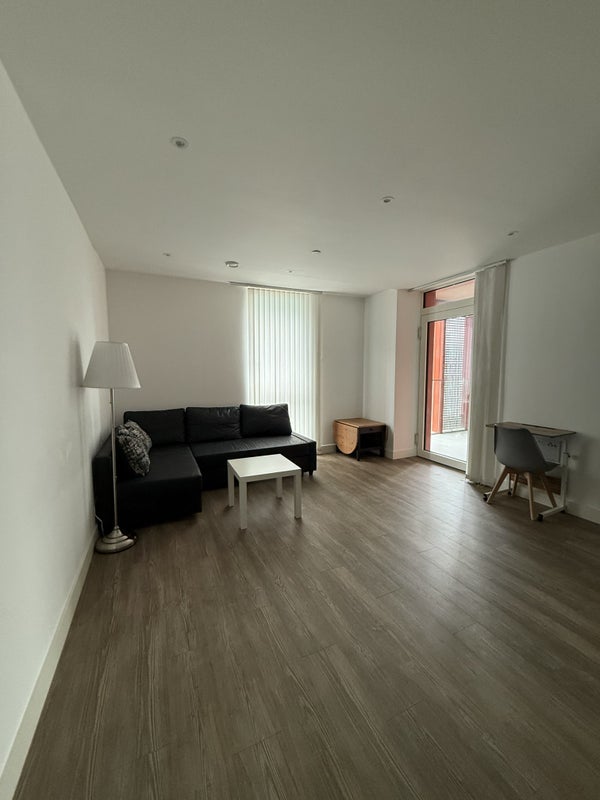 Flat Telegraph Avenue in Greater London