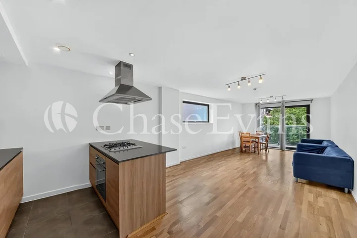 Flat Crowder Street in Greater London