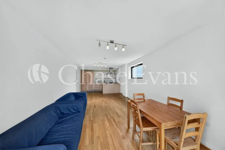 Flat Crowder Street in Greater London