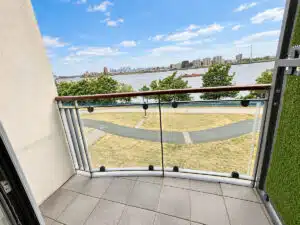 Flat Miles Close in Greater London