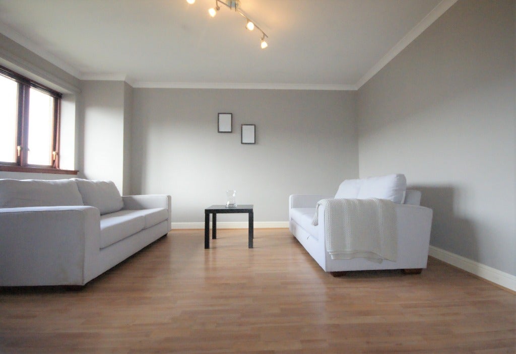 Flat Parsonage Square in Glasgow