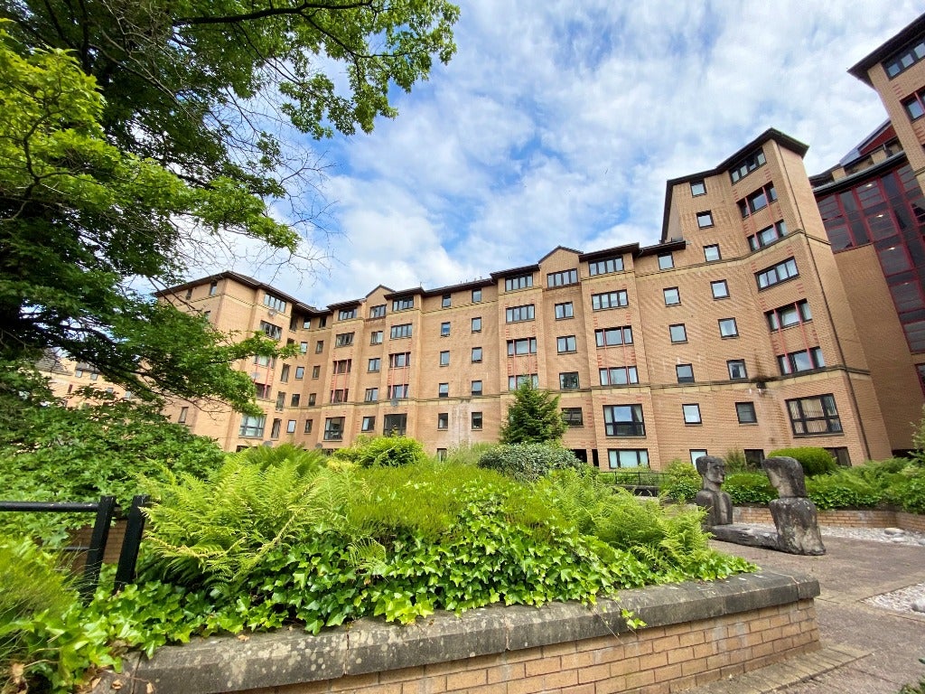 Flat Parsonage Square in Glasgow