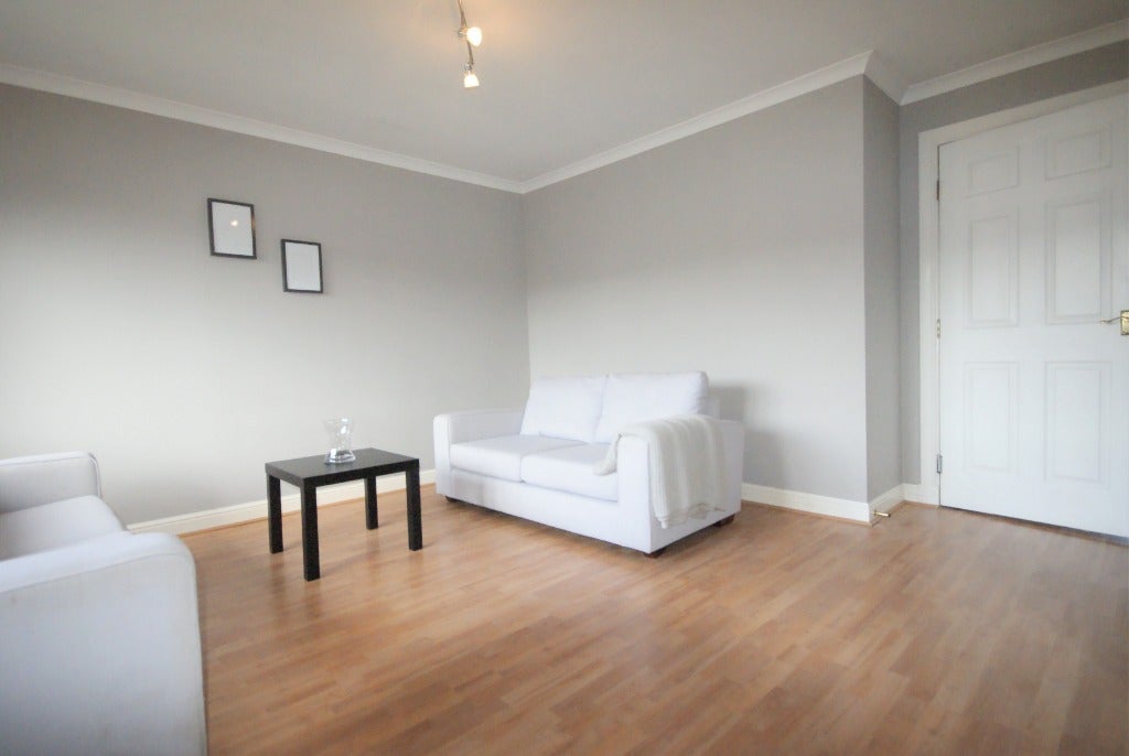 Flat Parsonage Square in Glasgow