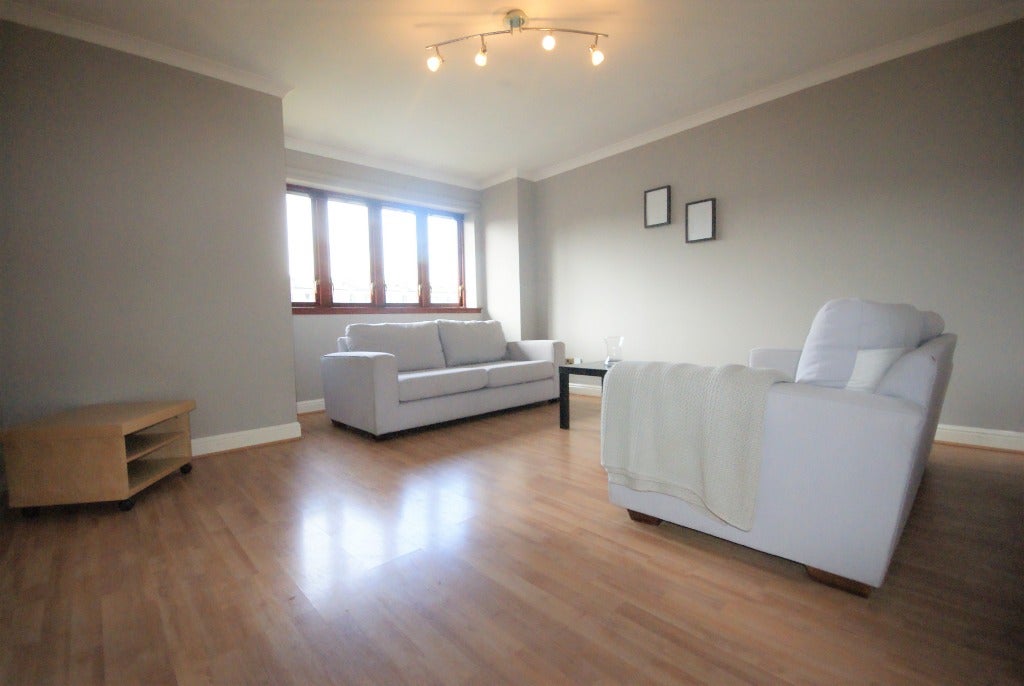 Flat Parsonage Square in Glasgow
