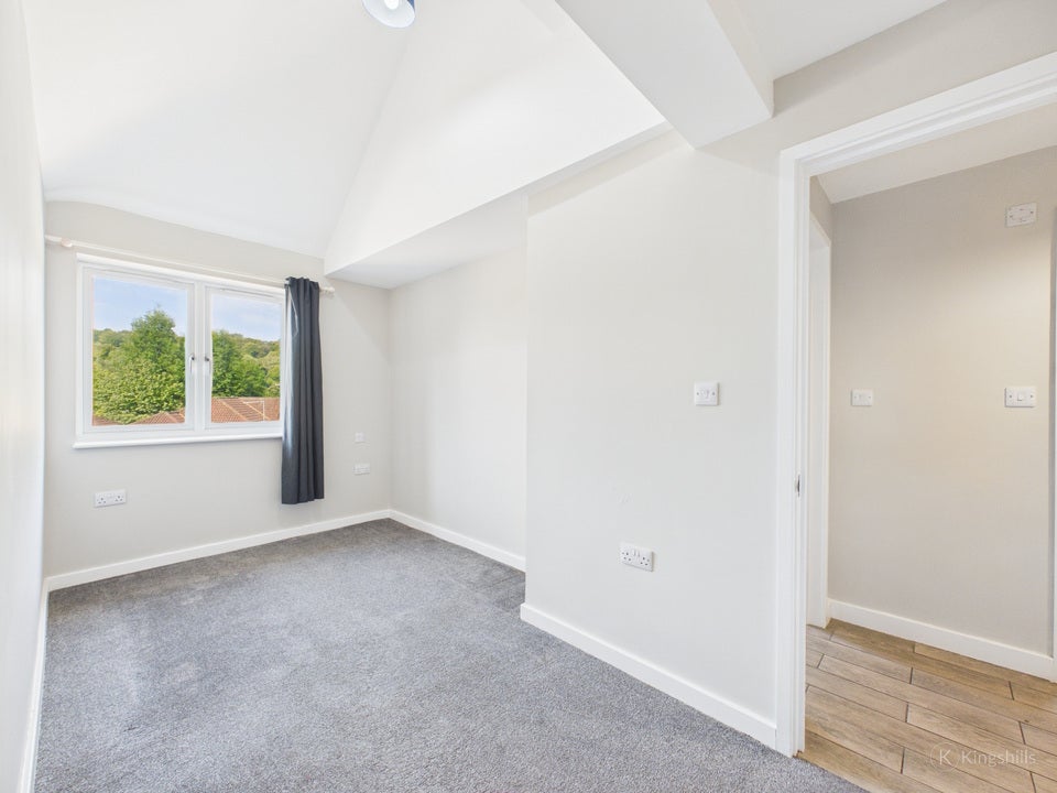 Flat Rowan Avenue in High Wycombe Community Board