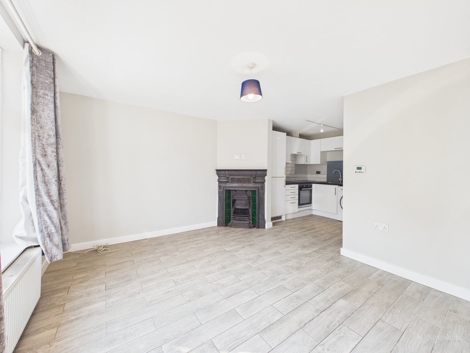 Flat Rowan Avenue in High Wycombe Community Board