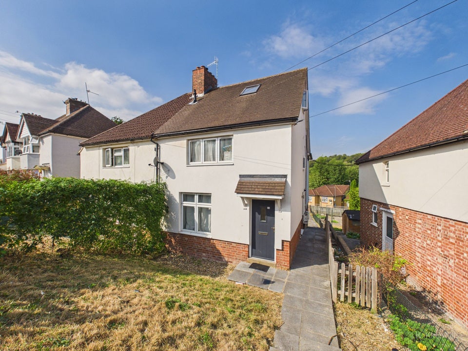 Flat Rowan Avenue in High Wycombe Community Board
