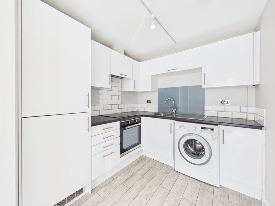 Flat Rowan Avenue in High Wycombe Community Board