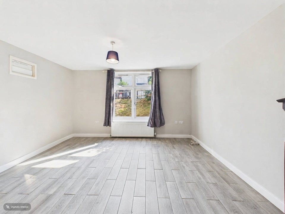Flat Rowan Avenue in High Wycombe Community Board