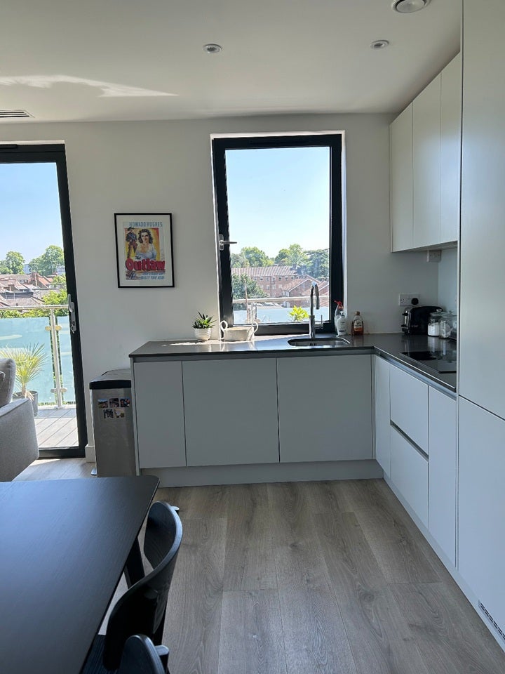 Flat Wickliffe Avenue in Greater London