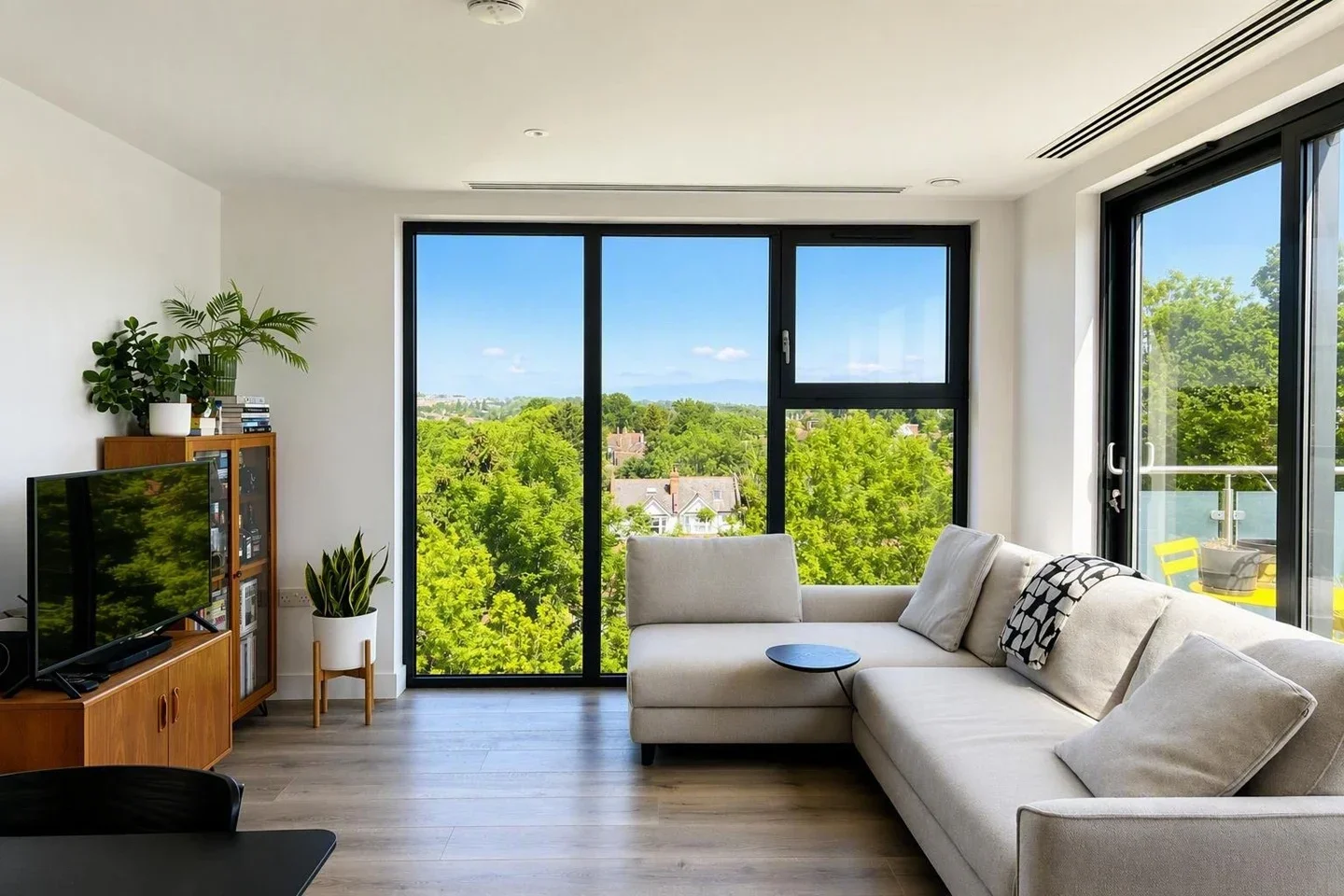 Flat Wickliffe Avenue in Greater London