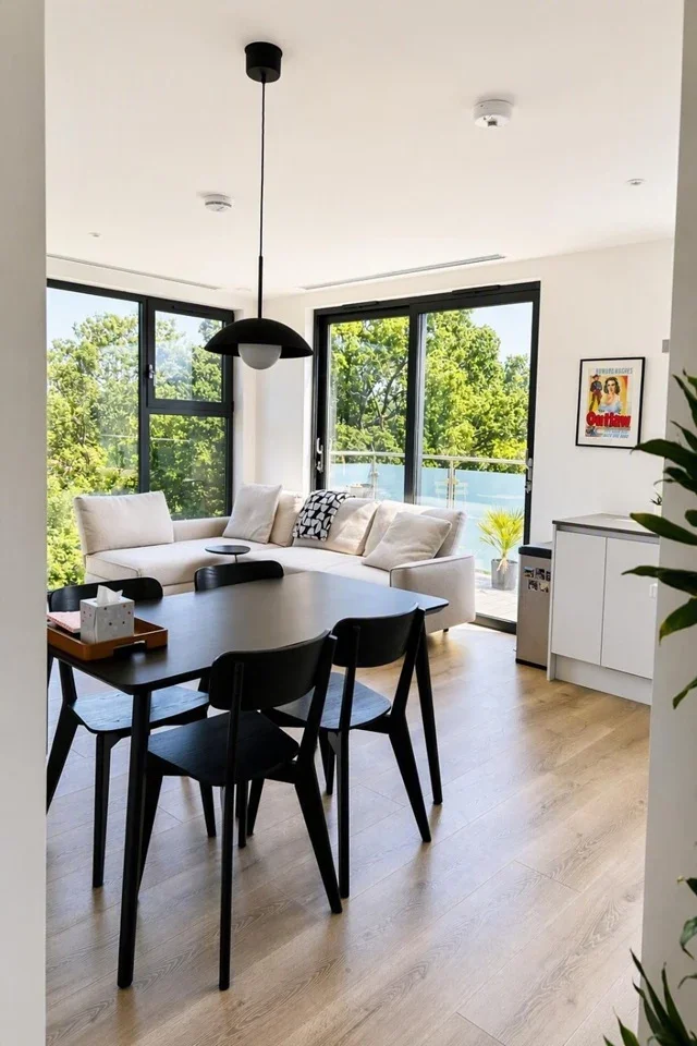 Flat Wickliffe Avenue in Greater London