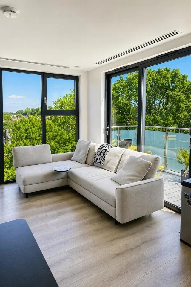 Flat Wickliffe Avenue in Greater London