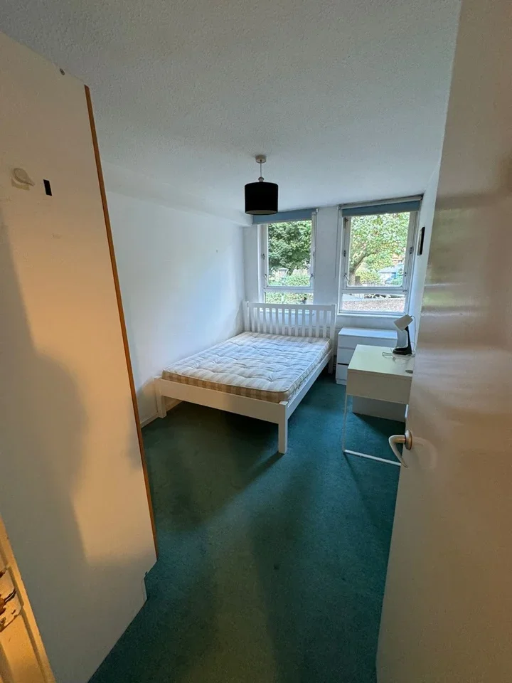 Flat Burr Close in Greater London