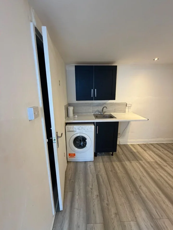 Flat Coles Green Road in Greater London