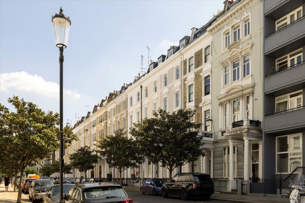 Flat Arundel Gardens in Greater London