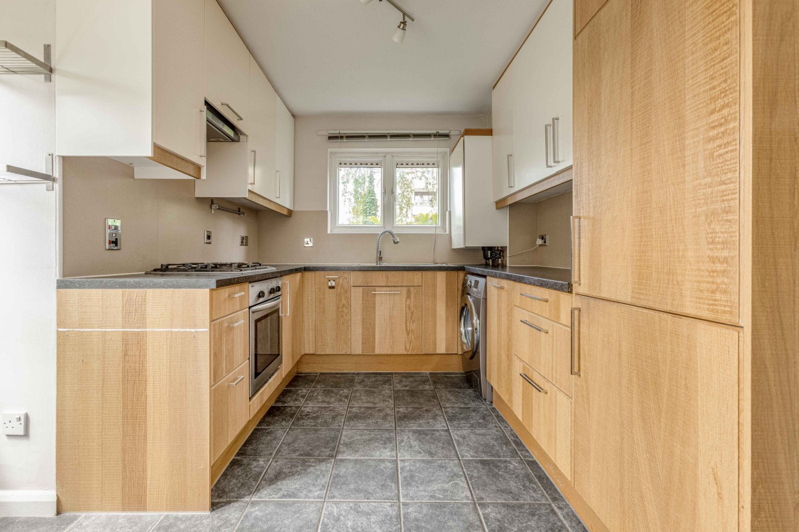 Flat Essex Court in Greater London