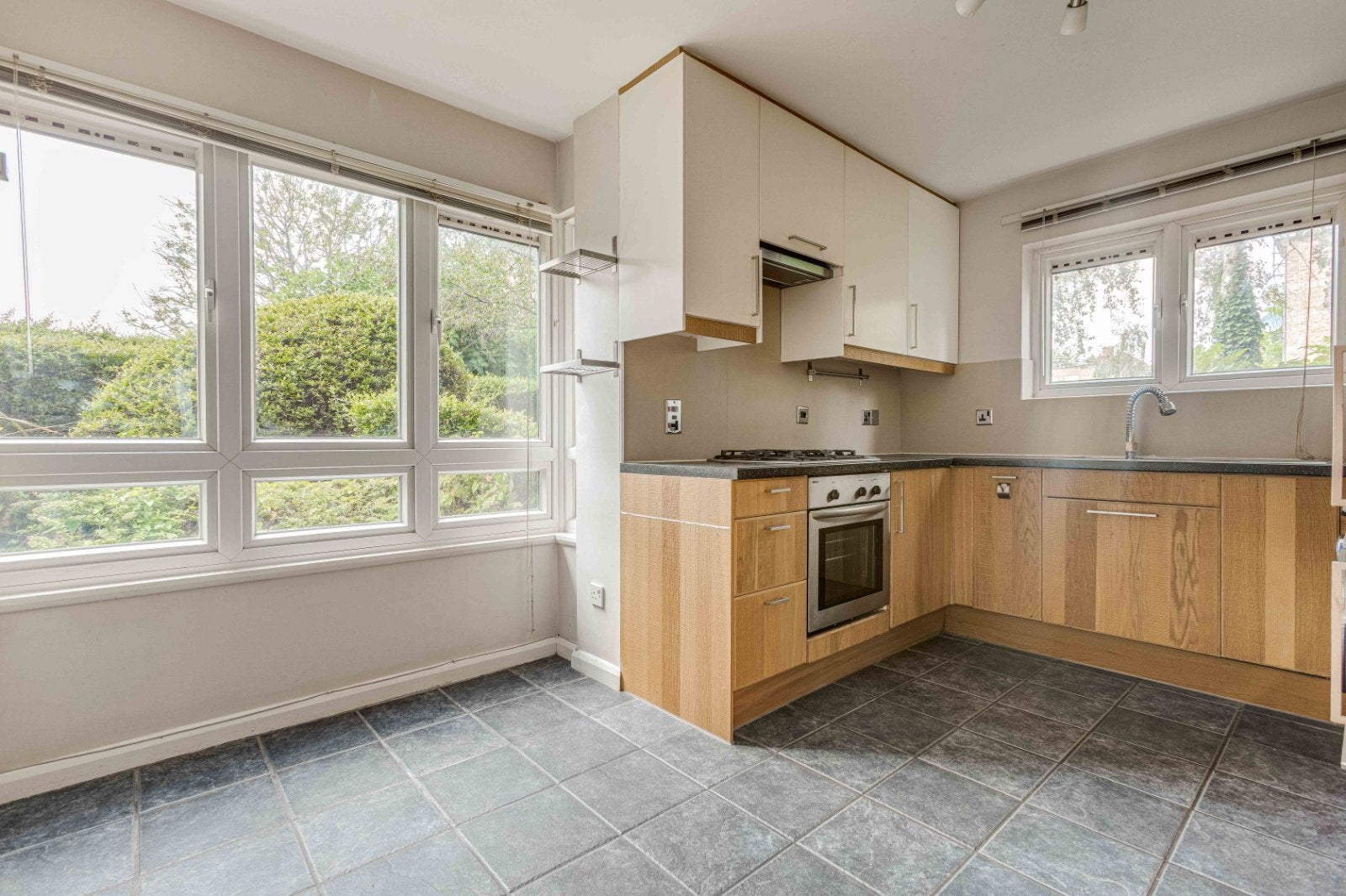 Flat Essex Court in Greater London