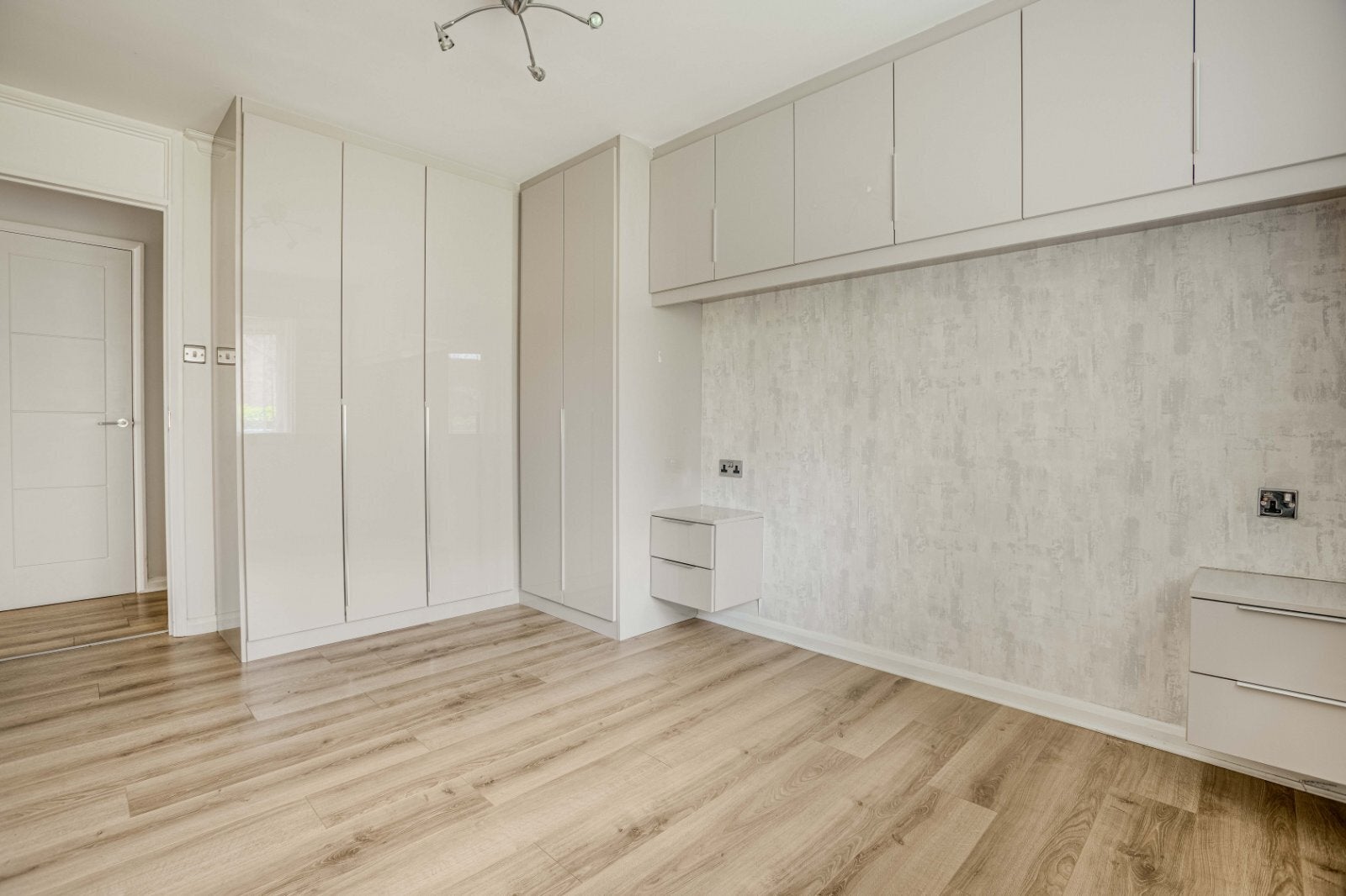 Flat Essex Court in Greater London