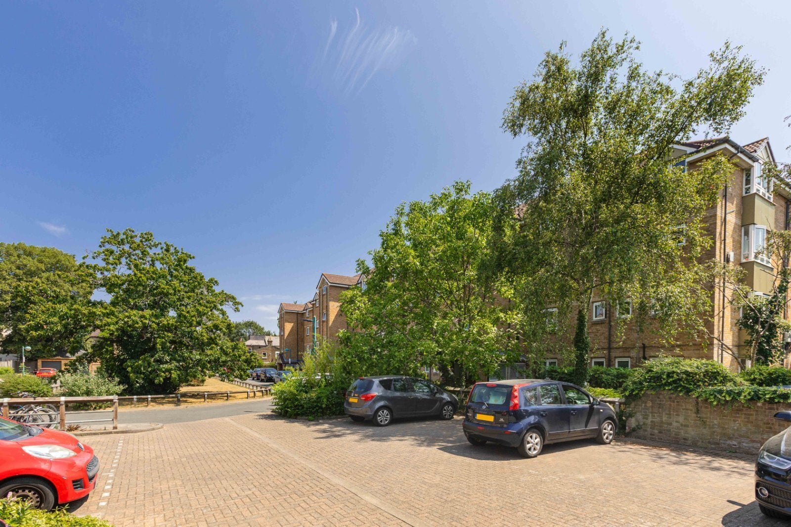 Flat Essex Court in Greater London